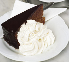 Sachertorte mit Schlag